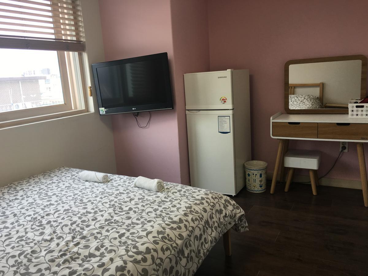 Hongdae Pencil Guesthouse Сеул Екстер'єр фото