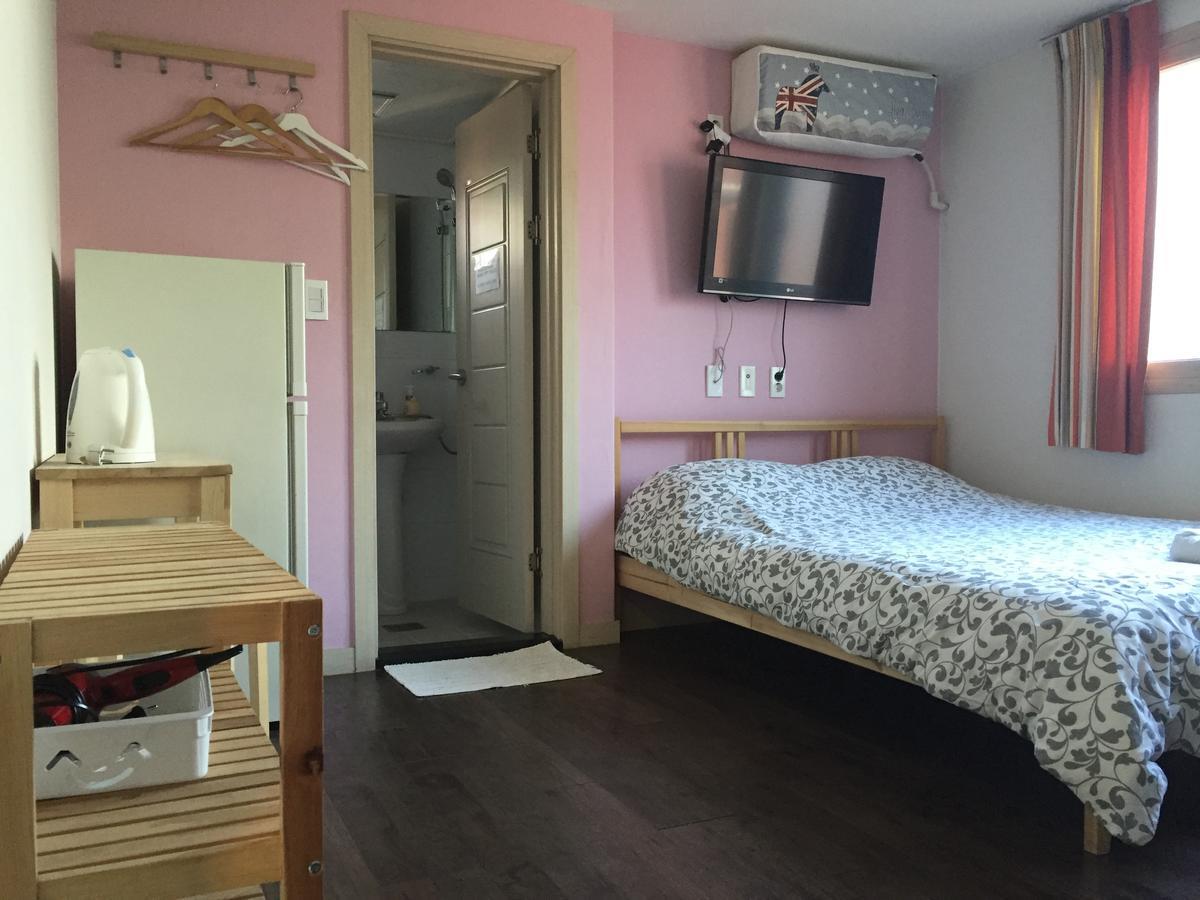 Hongdae Pencil Guesthouse Сеул Екстер'єр фото