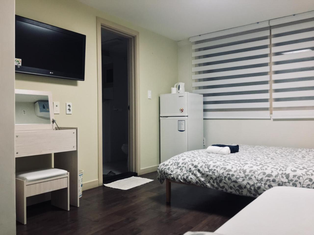 Hongdae Pencil Guesthouse Сеул Екстер'єр фото