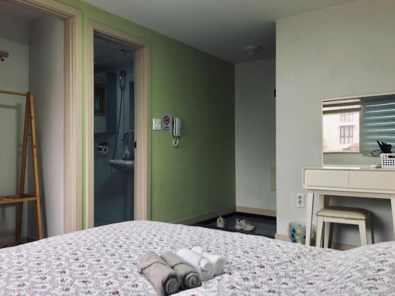 Hongdae Pencil Guesthouse Сеул Екстер'єр фото
