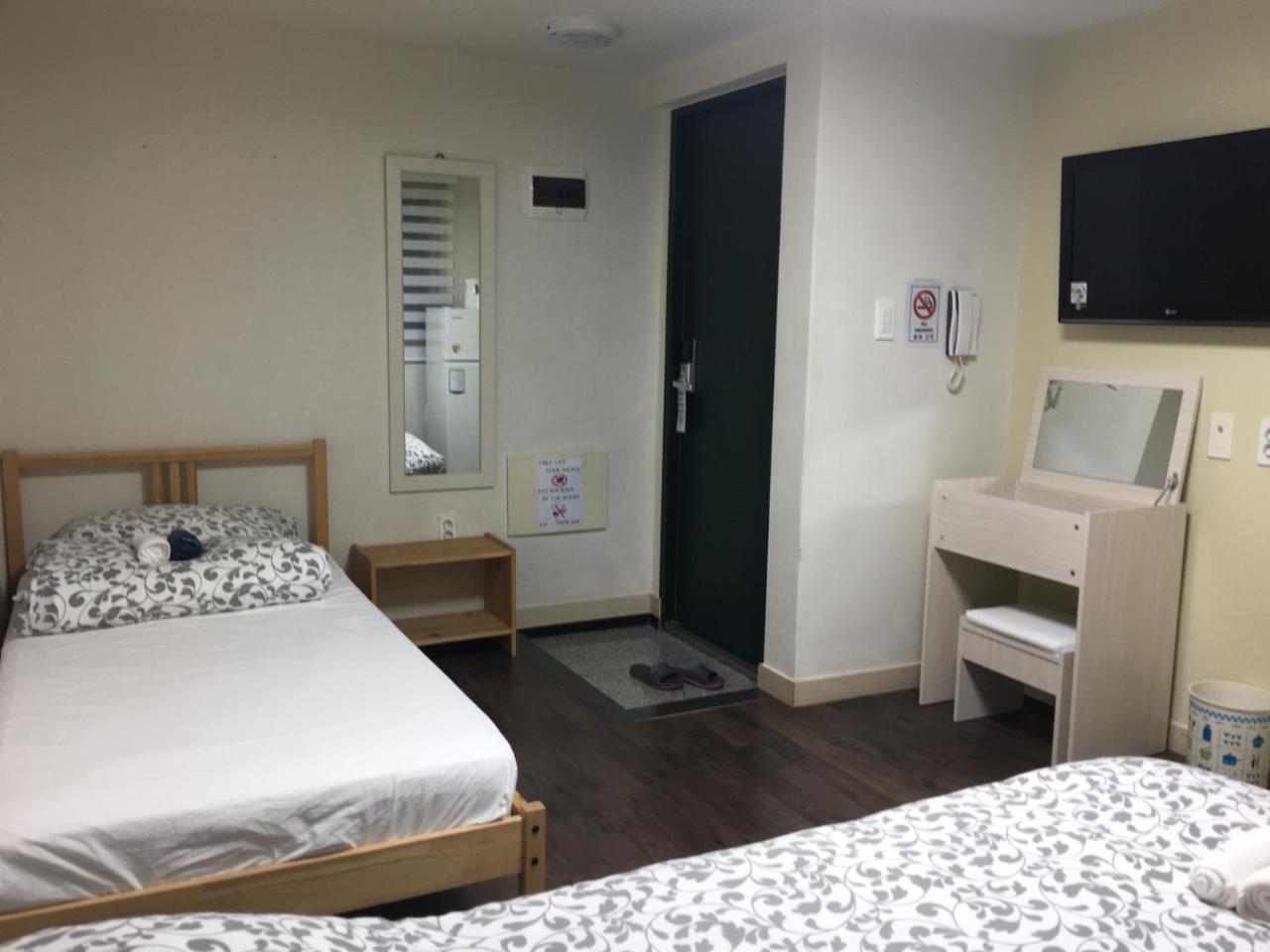 Hongdae Pencil Guesthouse Сеул Екстер'єр фото