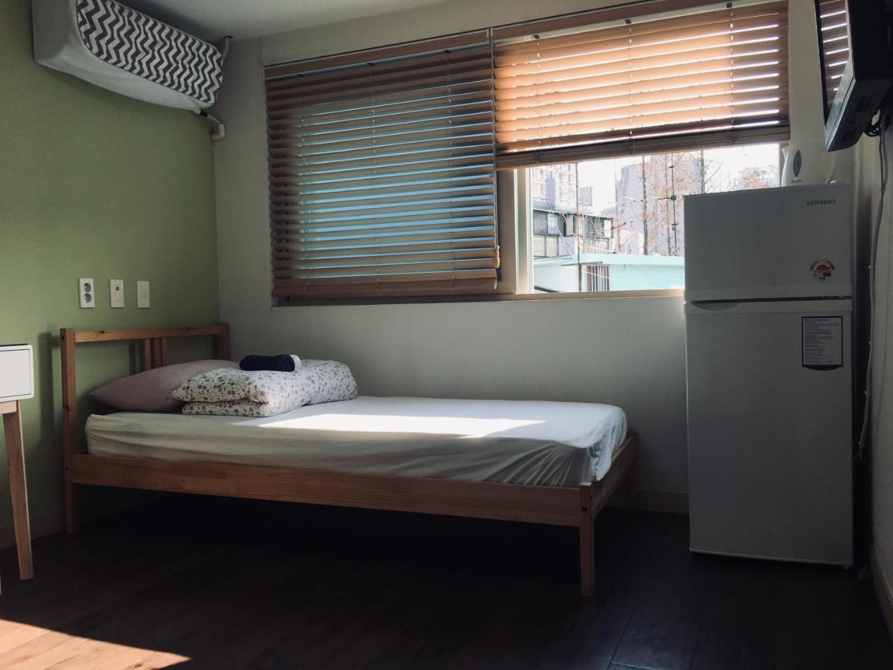 Hongdae Pencil Guesthouse Сеул Екстер'єр фото