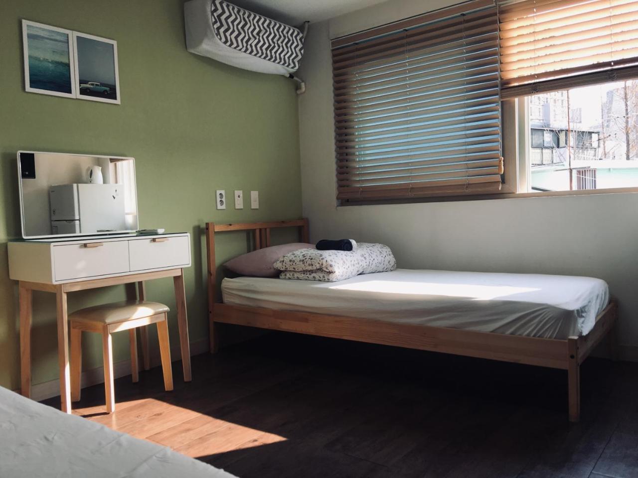 Hongdae Pencil Guesthouse Сеул Екстер'єр фото