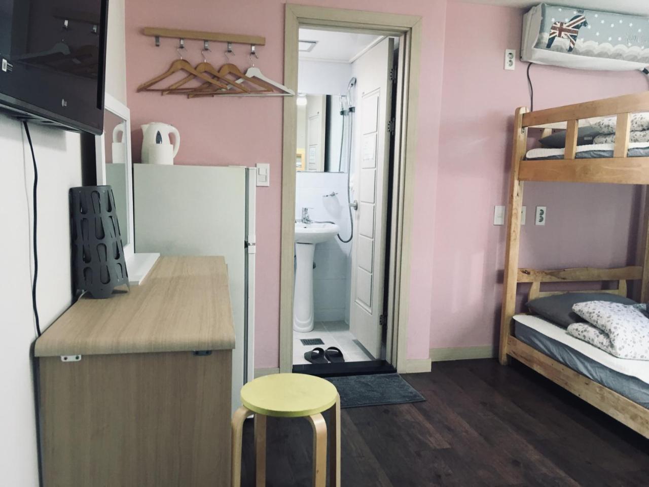 Hongdae Pencil Guesthouse Сеул Екстер'єр фото