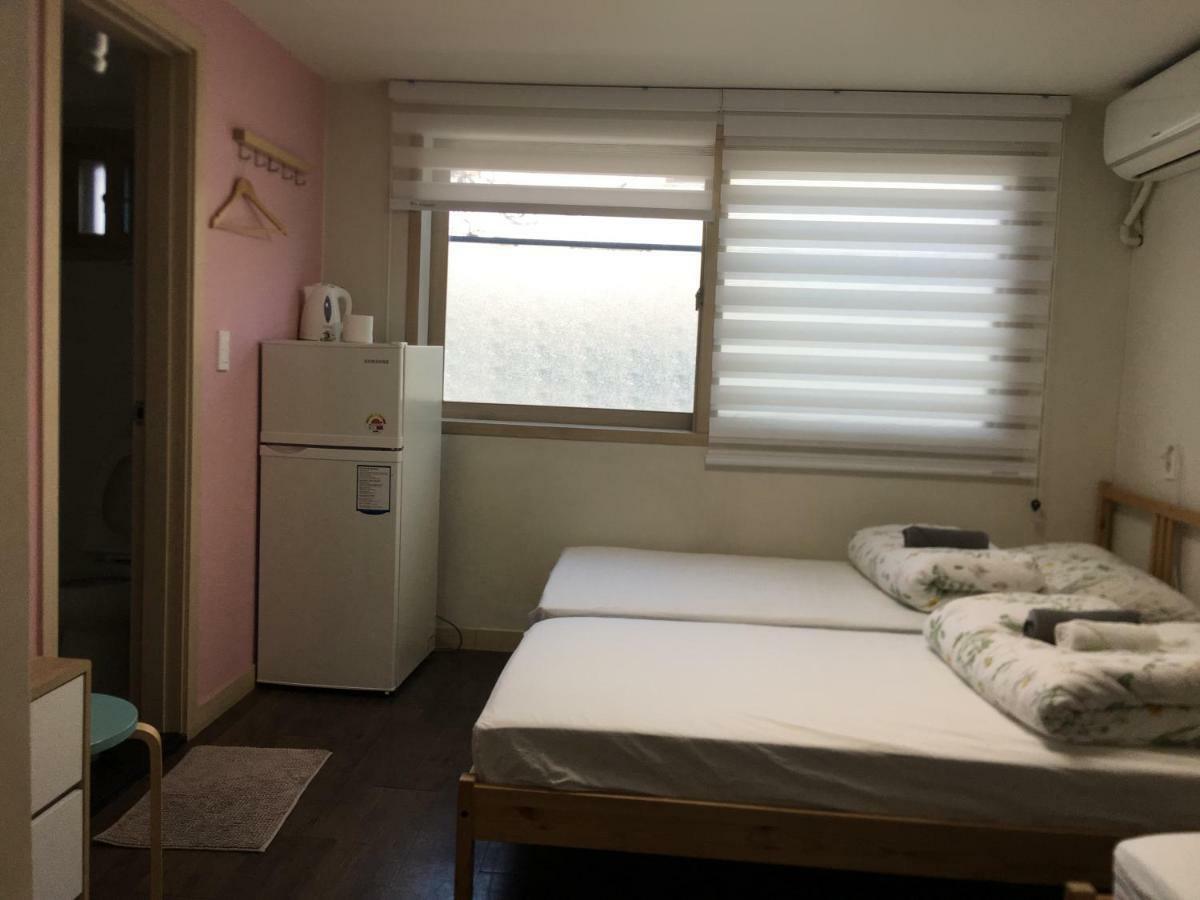Hongdae Pencil Guesthouse Сеул Екстер'єр фото